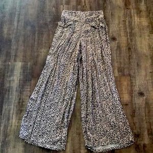 American Eagle Outfitters • Leopard Print • Flowy Trousers with pockets